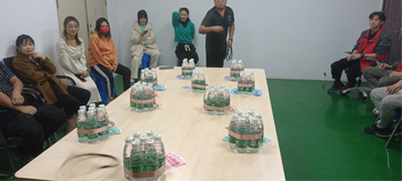 這家公司真土豪，套圈竟用現(xiàn)金當(dāng)禮品！